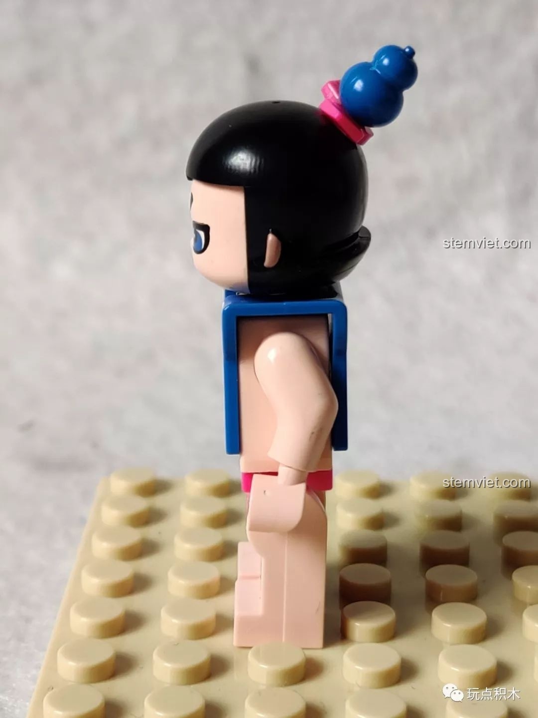 Minifigure Lục Oa trong bộ lắp ráp Hồ Lô Huynh Đệ Enlighten 2501, nhìn từ bên phải, với chi tiết trang phục.