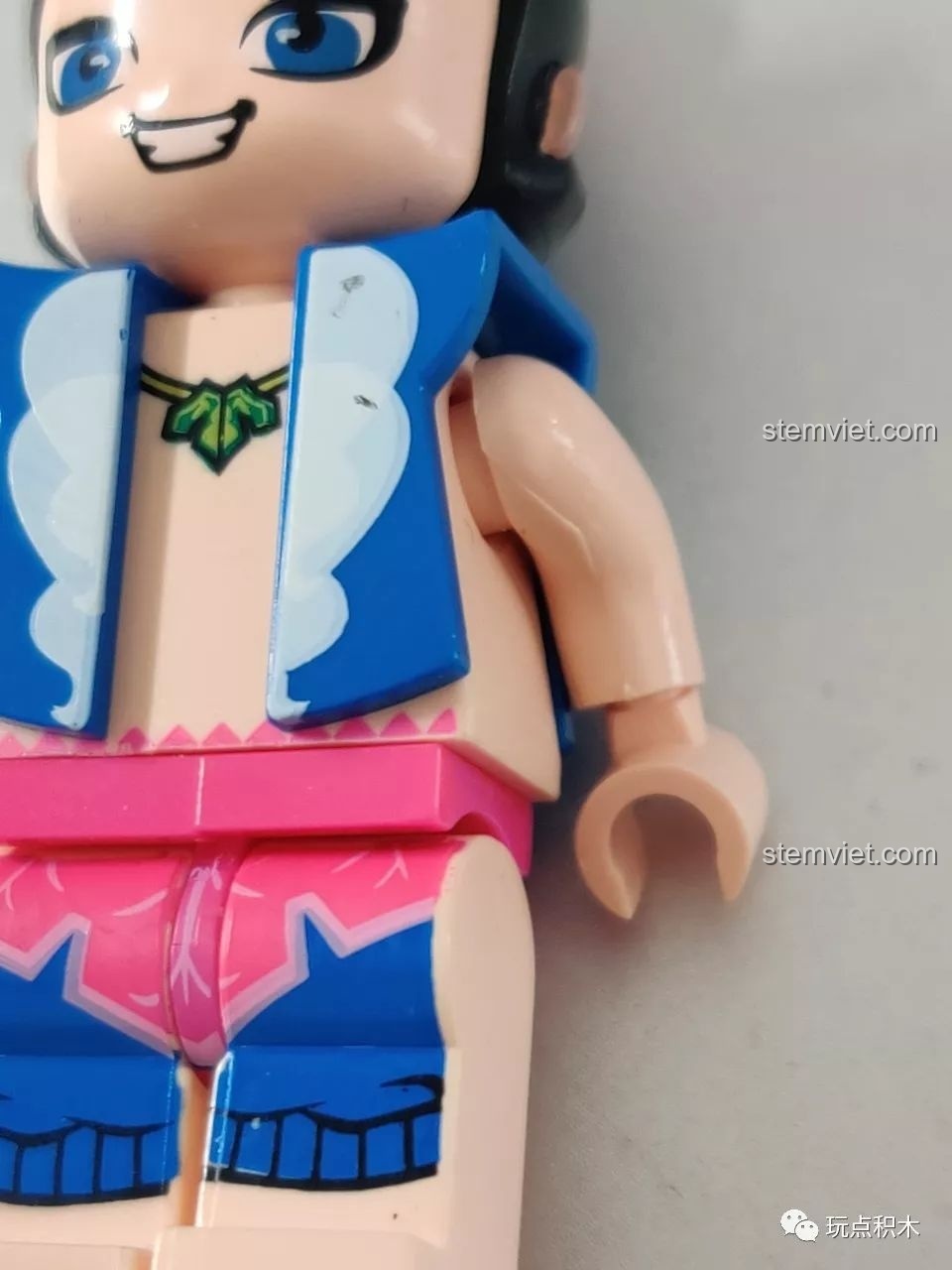 Cận cảnh cánh tay của minifigure Lục Oa trong bộ lắp ráp Hồ Lô Huynh Đệ Enlighten 2501, cho thấy vết bẩn và đường khuôn.