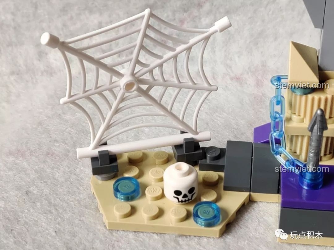 Chi tiết mạng nhện và đầu lâu trong bộ lắp ráp Đại Náo Yêu Động 2501, tăng thêm không khí rùng rợn cho cảnh quan.