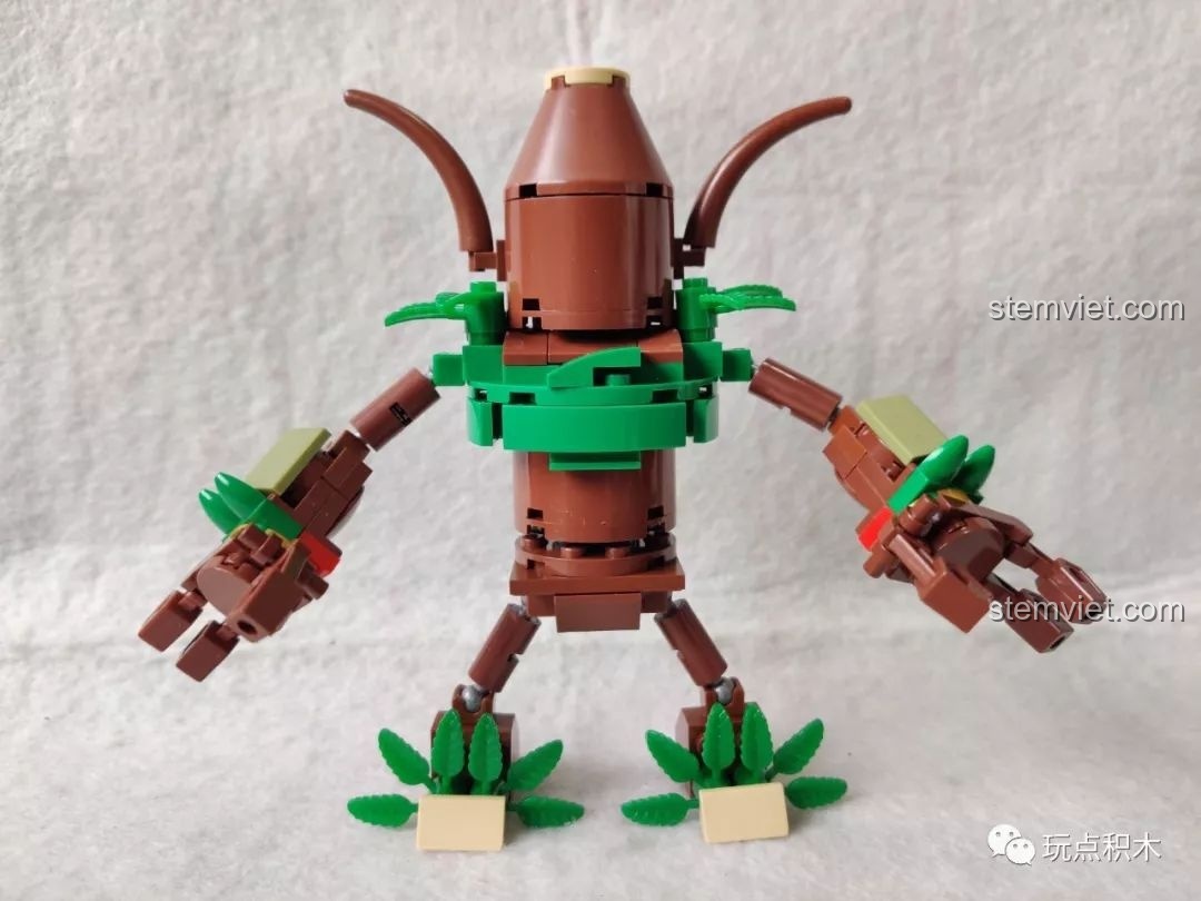 Mô hình Người Cây trong bộ lắp ráp Kháng Cự Người Cây 2502, nhìn từ phía sau, với cấu trúc thân cây.