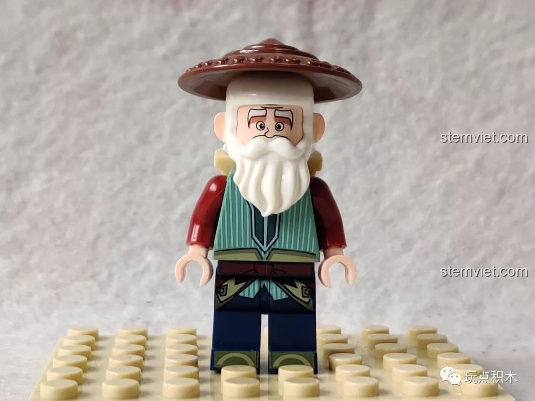 Cận cảnh chi tiết đầu và mũ của minifigure Ông Nội trong bộ lắp ráp Hồ Lô Huynh Đệ Enlighten 2503, thể hiện sự tỉ mỉ.