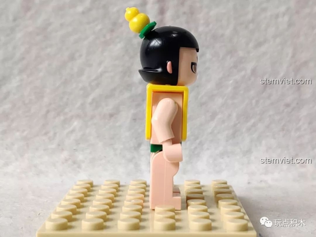 Minifigure Tam Oa trong bộ lắp ráp Hồ Lô Huynh Đệ Enlighten 2502, nhìn từ bên phải, với chi tiết trang phục.