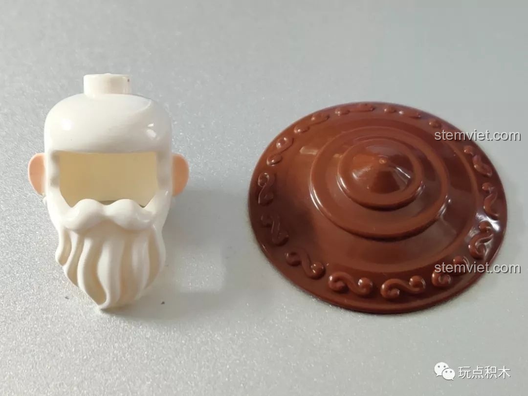 Minifigure Tê Tê Tinh trong bộ lắp ráp Hồ Lô Huynh Đệ Enlighten 2503, nhìn từ bên phải, với chi tiết vảy.