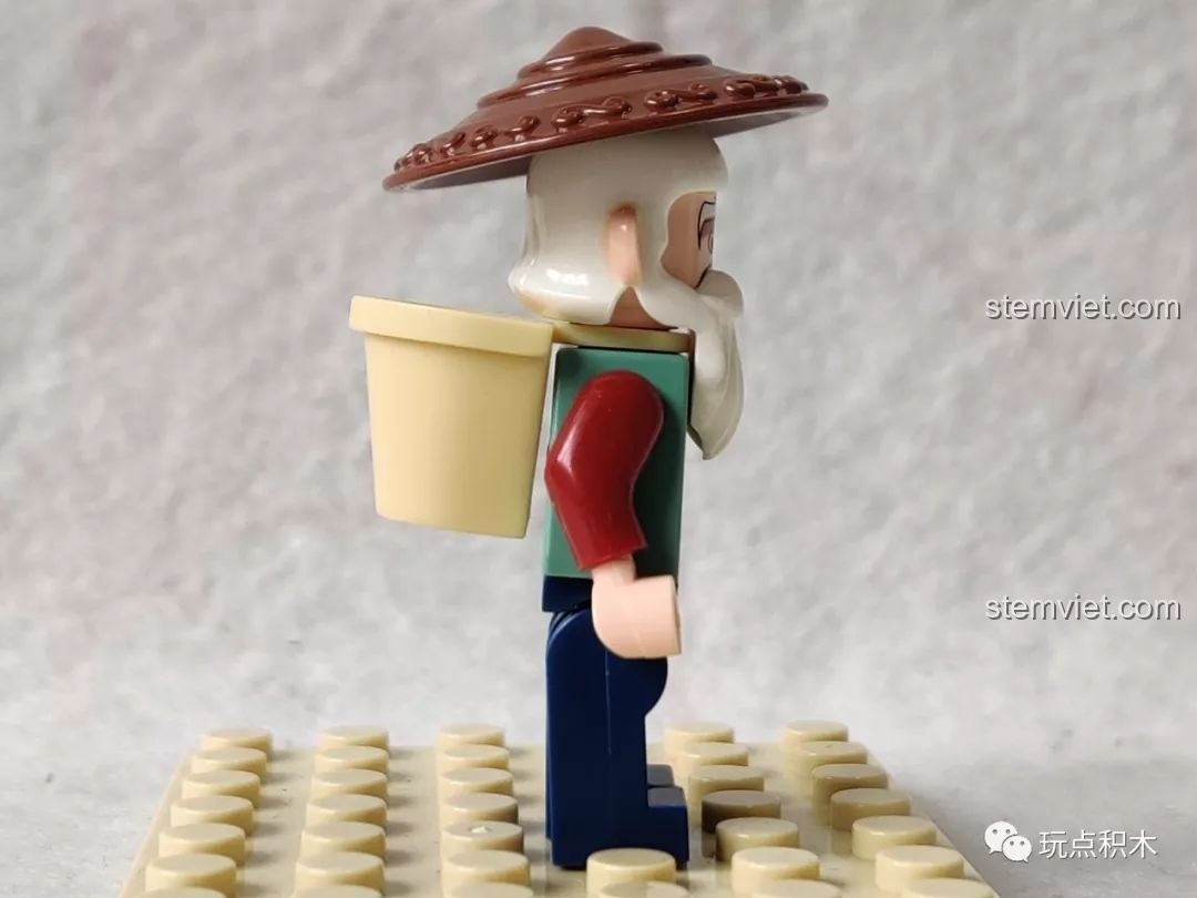 Minifigure Tê Tê Tinh trong bộ lắp ráp Hồ Lô Huynh Đệ Enlighten 2503, nhìn từ phía sau, với chi tiết vảy.