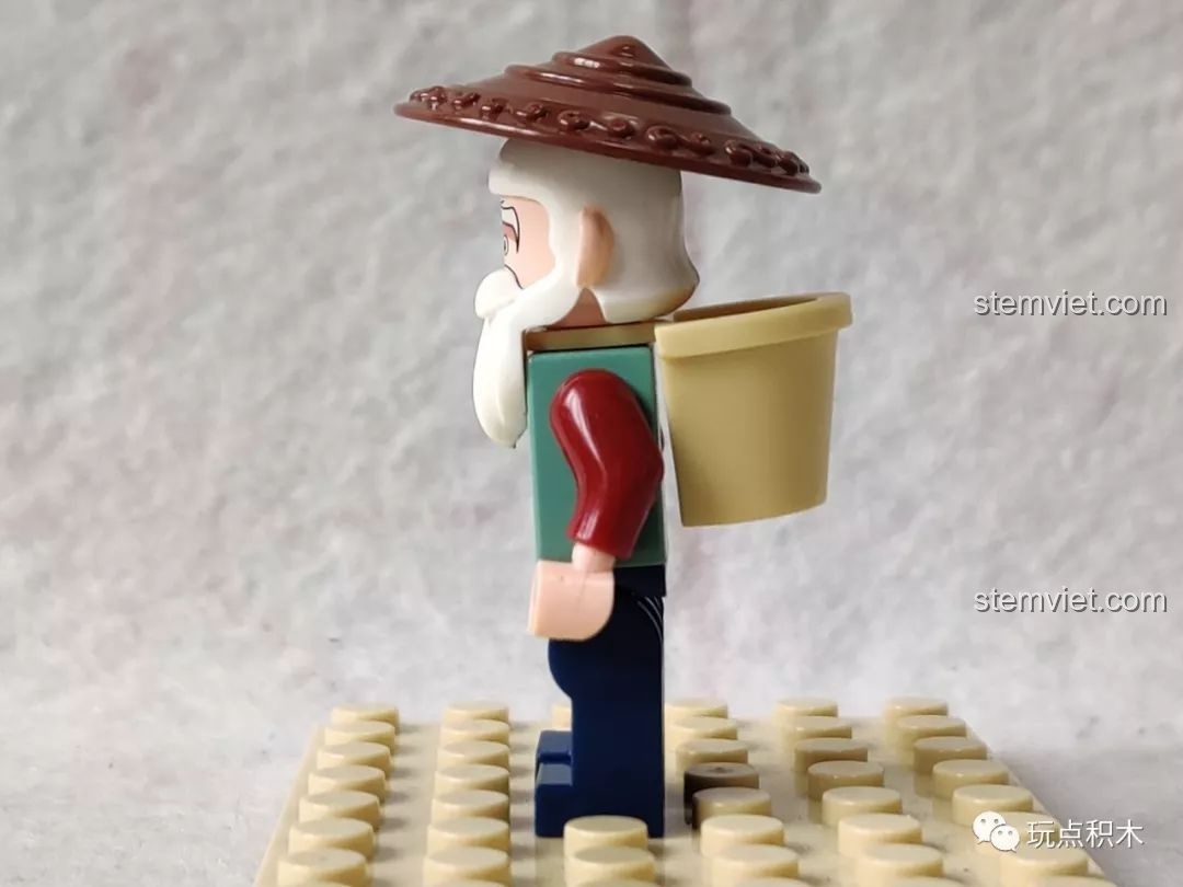 Minifigure Tê Tê Tinh trong bộ lắp ráp Hồ Lô Huynh Đệ Enlighten 2503, nhìn từ bên trái, với chi tiết vảy.