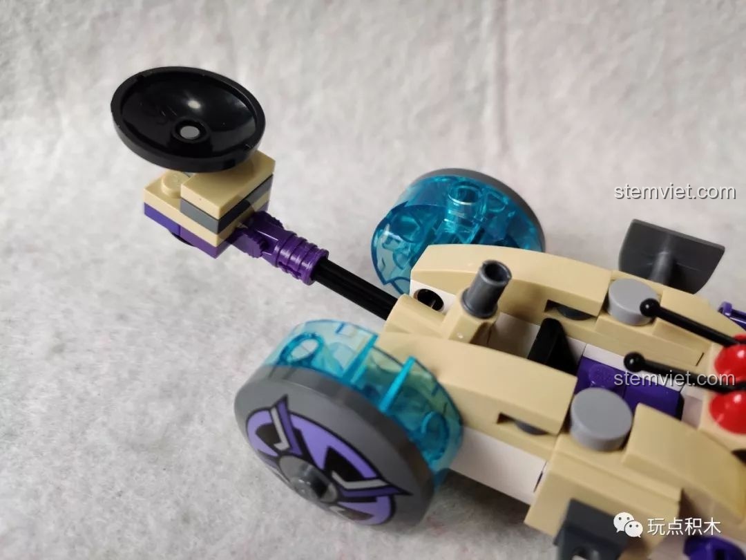 Minifigure Thất Oa trong bộ lắp ráp Hồ Lô Huynh Đệ Enlighten 2504, nhìn từ bên trái, với chi tiết trang phục.