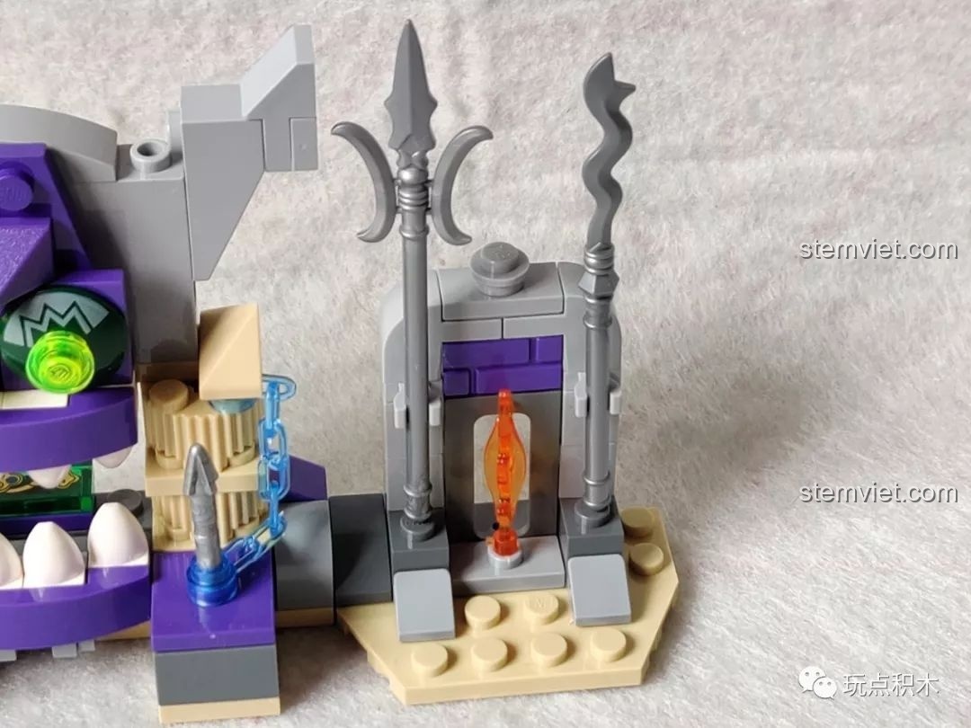 Hai cây vũ khí và ngọn lửa nhỏ trong bộ lắp ráp Đại Náo Yêu Động 2501, tạo điểm nhấn cho cảnh quan.