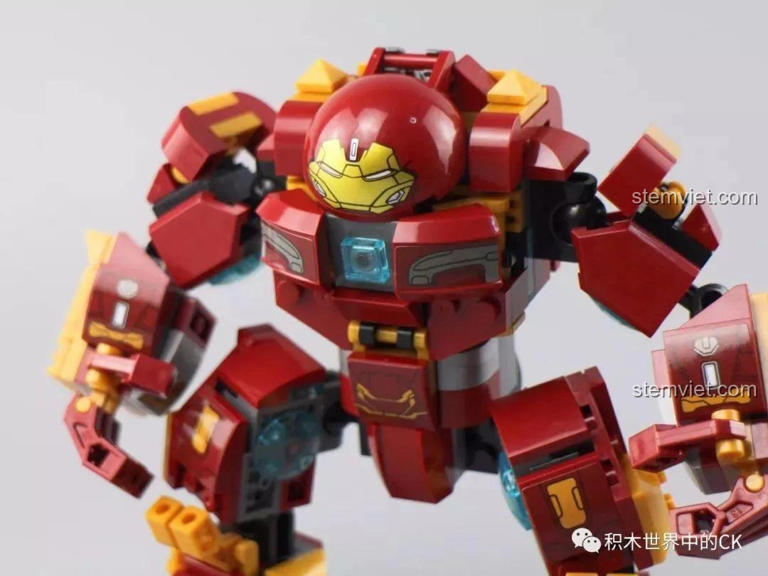 Chi tiết khớp gối của Hulkbuster SX 4009, thể hiện khả năng cử động.
