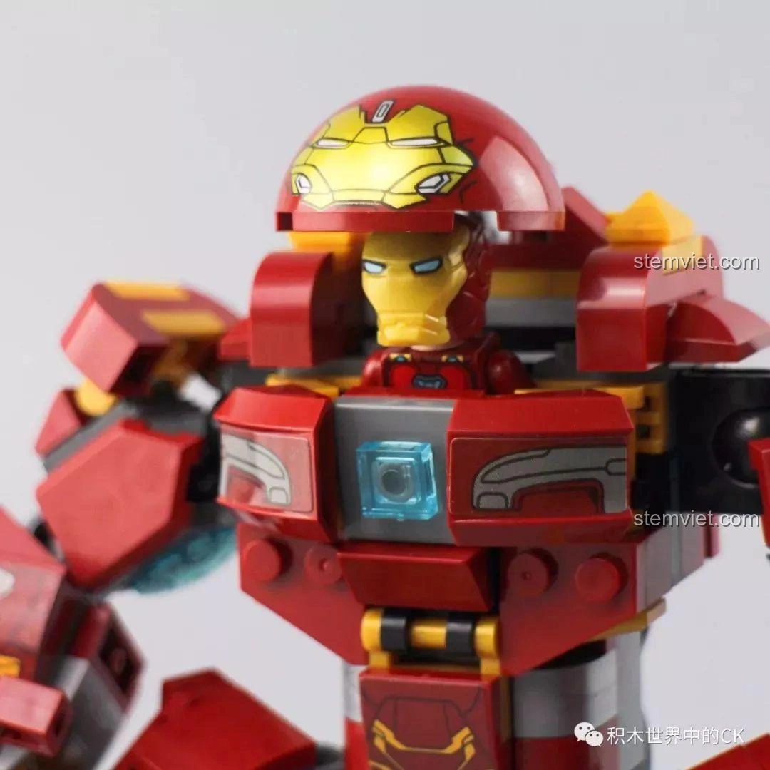 Chi tiết phần chân của Hulkbuster SX 4009, cho thấy độ vững chãi.