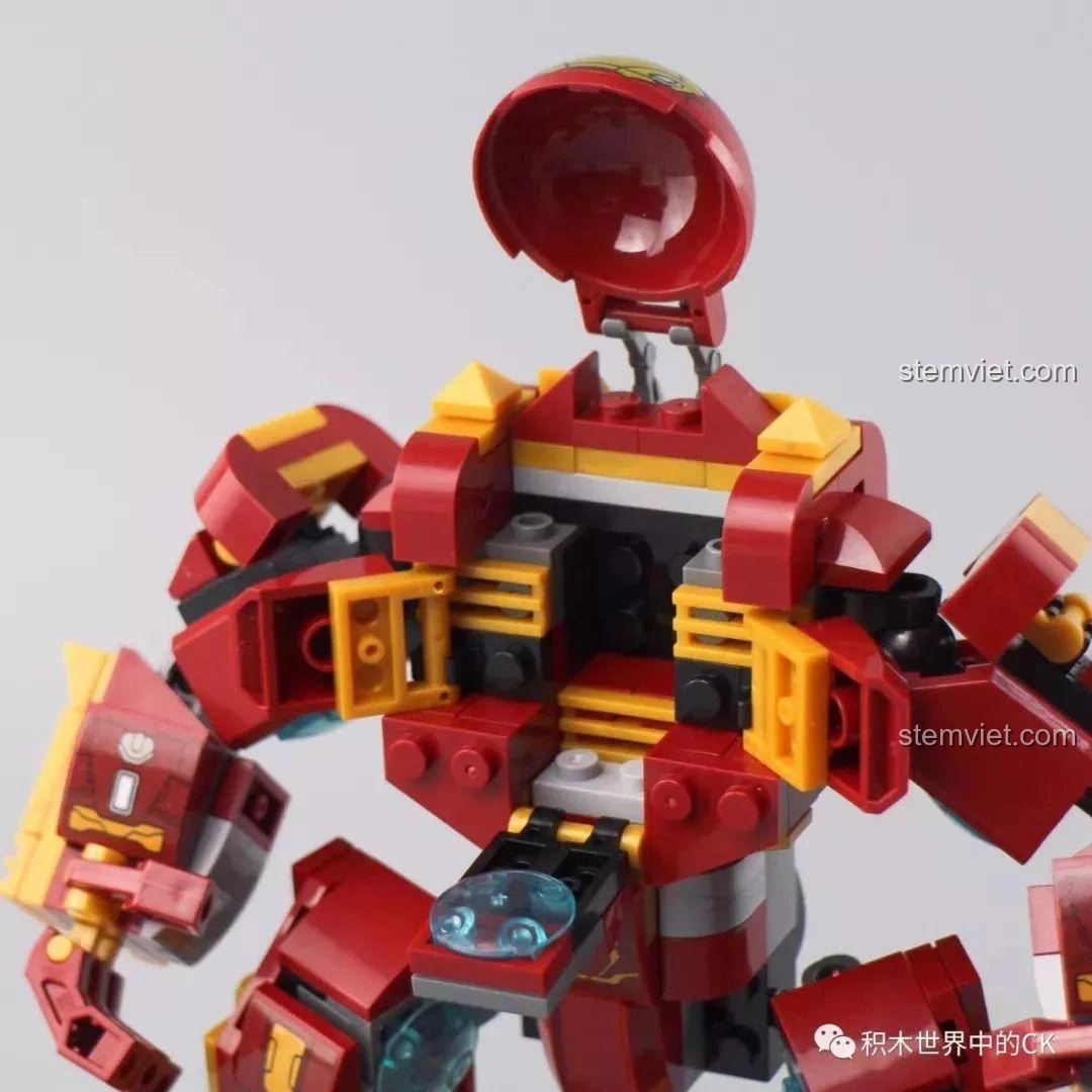 Chi tiết khớp khuỷu tay của Hulkbuster SX 4009, cho thấy khả năng cử động.
