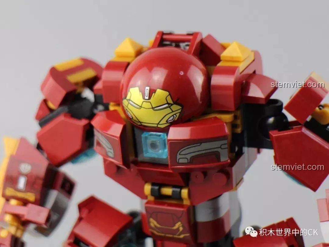 Chi tiết cánh tay của Hulkbuster SX 4009, thể hiện cấu trúc lắp ráp.