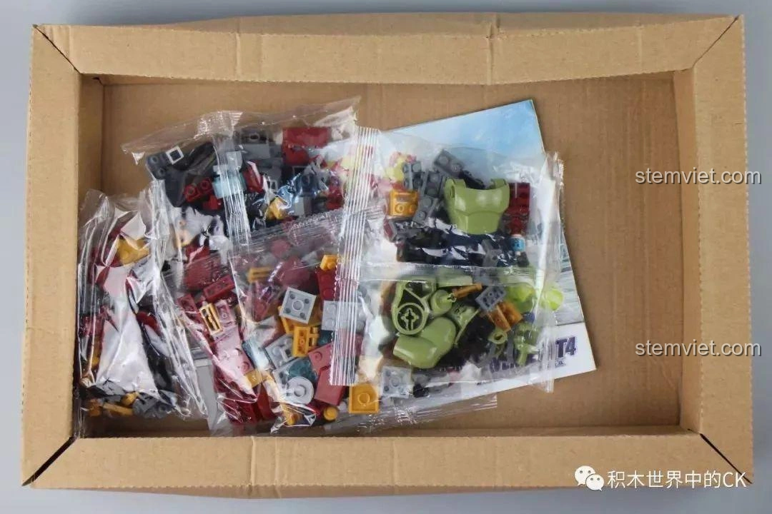 Các túi linh kiện nhỏ của bộ lắp ráp Hulkbuster SX 4009, màu đỏ và vàng đặc trưng.