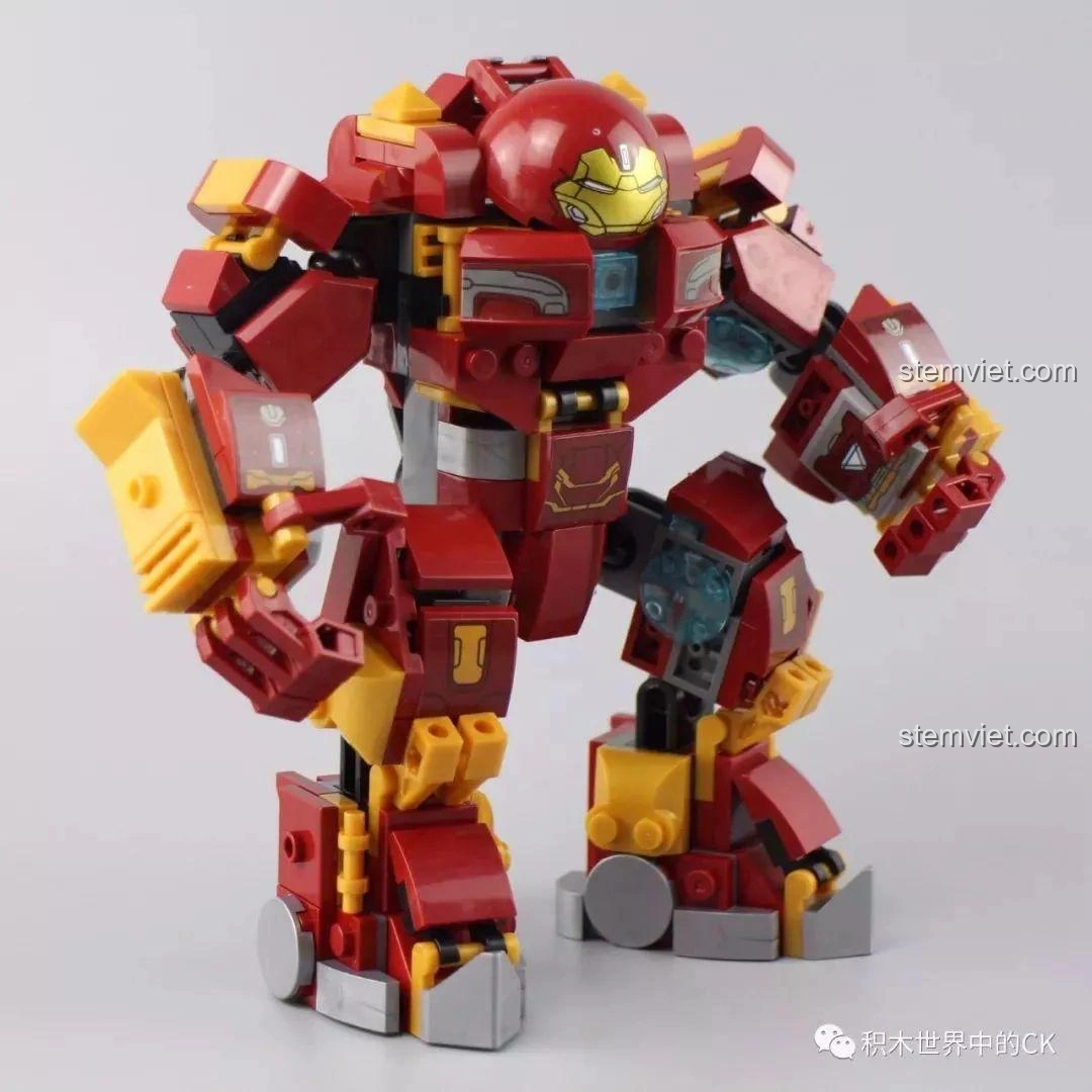Hulkbuster SX 4009 với minifigure Iron Man đã được đặt vào bên trong, mặt nạ đóng.