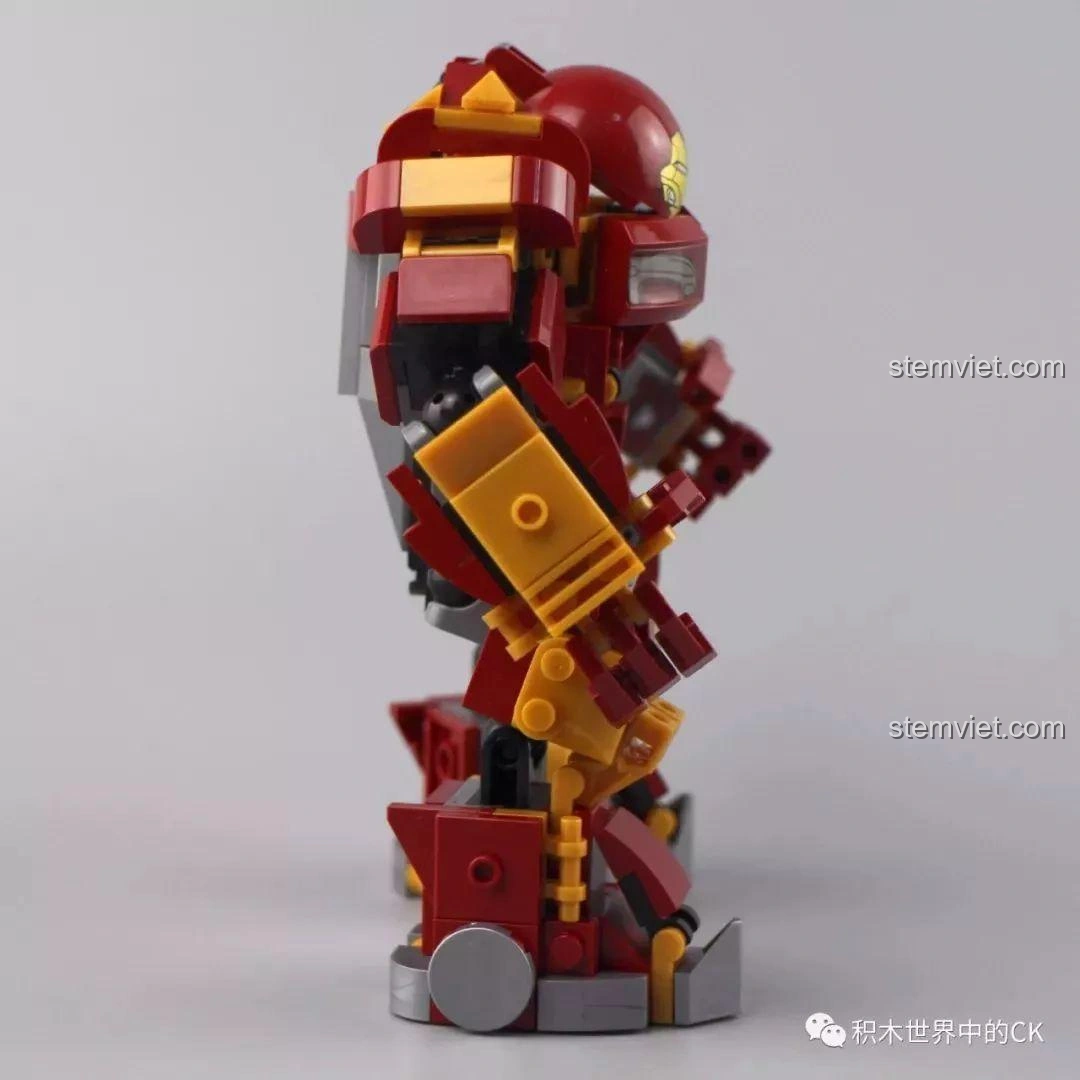 Hulkbuster SX 4009 với minifigure Iron Man đã được đặt vào bên trong.