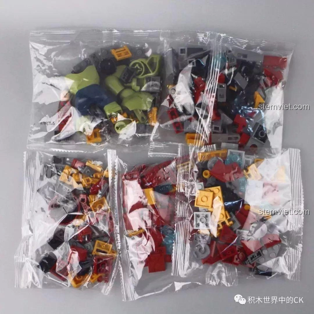 Cận cảnh khuôn mặt minifigure Iron Man từ bộ lắp ráp Hulkbuster SX 4009, có hai biểu cảm.