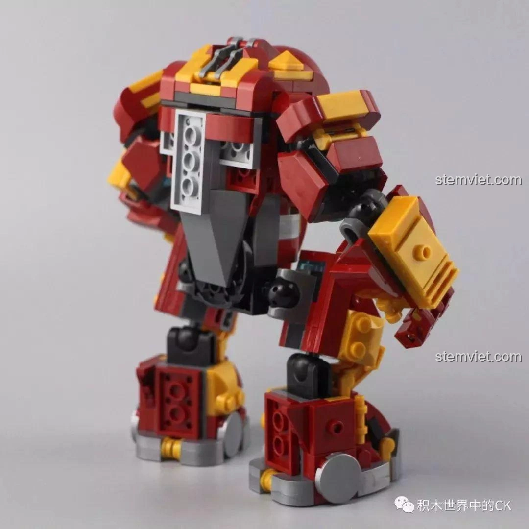 Phần ngực của Hulkbuster SX 4009 mở ra, cho thấy không gian để đặt minifigure.