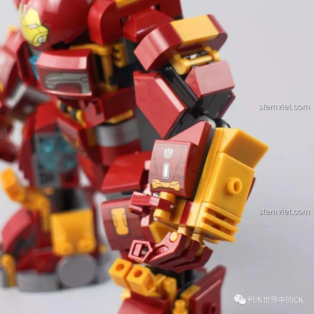 Hulkbuster SX 4009 tạo dáng chiến đấu, thể hiện khả năng khớp nối linh hoạt.