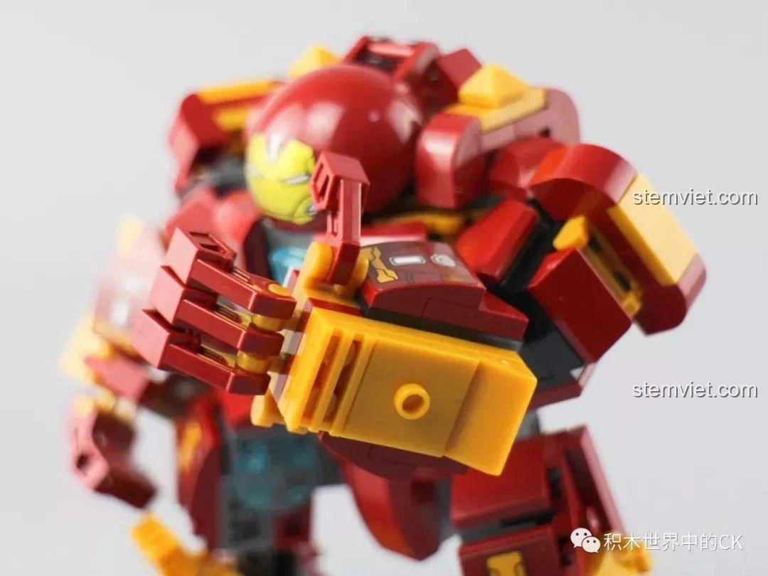 Hulkbuster SX 4009 tạo dáng chiến đấu, góc nhìn cận cảnh.