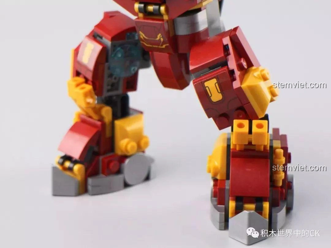 Hulkbuster SX 4009 tạo dáng chiến đấu, góc nhìn từ phía sau.