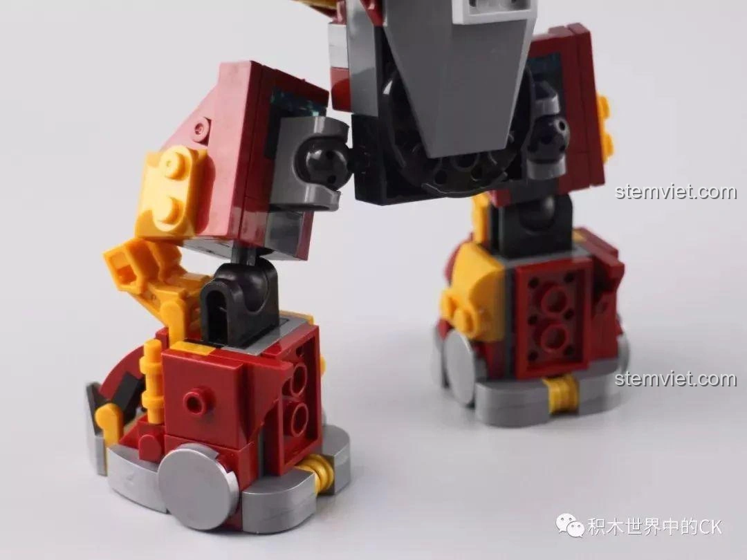 Hulkbuster SX 4009 tạo dáng chiến đấu, góc nhìn từ phía bên cạnh.