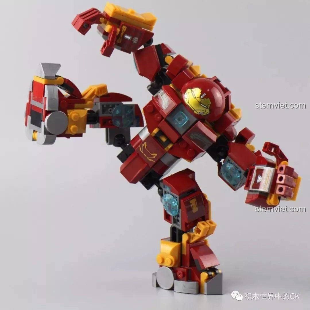Hulkbuster SX 4009 tạo dáng chiến đấu, góc nhìn từ phía trước.