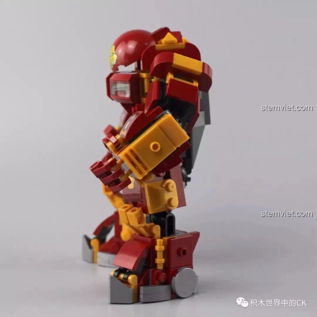 Mô hình Hulkbuster SX 4009 đã lắp ráp hoàn chỉnh, nhìn từ phía bên cạnh, góc thấp.