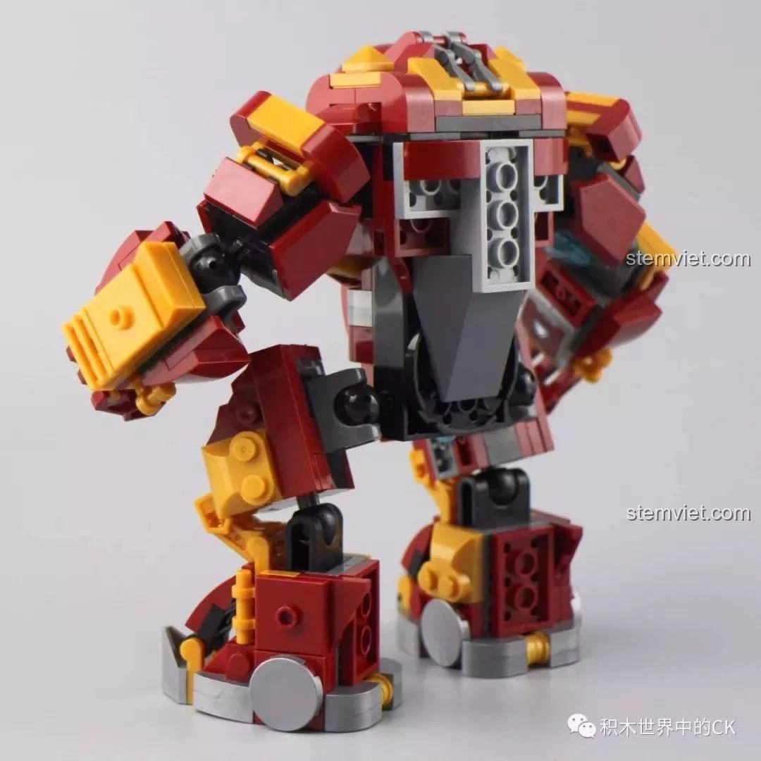 Mô hình Hulkbuster SX 4009 đã lắp ráp hoàn chỉnh, nhìn từ phía bên cạnh, góc cao.