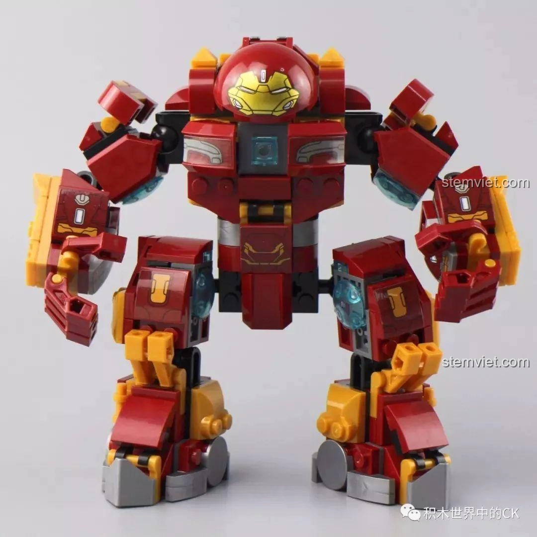 Mô hình Hulkbuster SX 4009 đã lắp ráp hoàn chỉnh, nhìn từ phía sau, góc rộng.