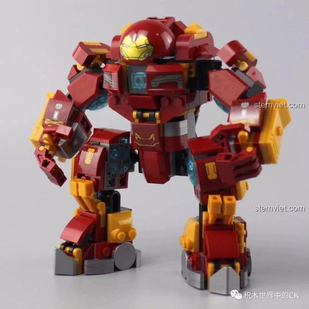 Mô hình Hulkbuster SX 4009 đã lắp ráp hoàn chỉnh, nhìn từ phía sau.