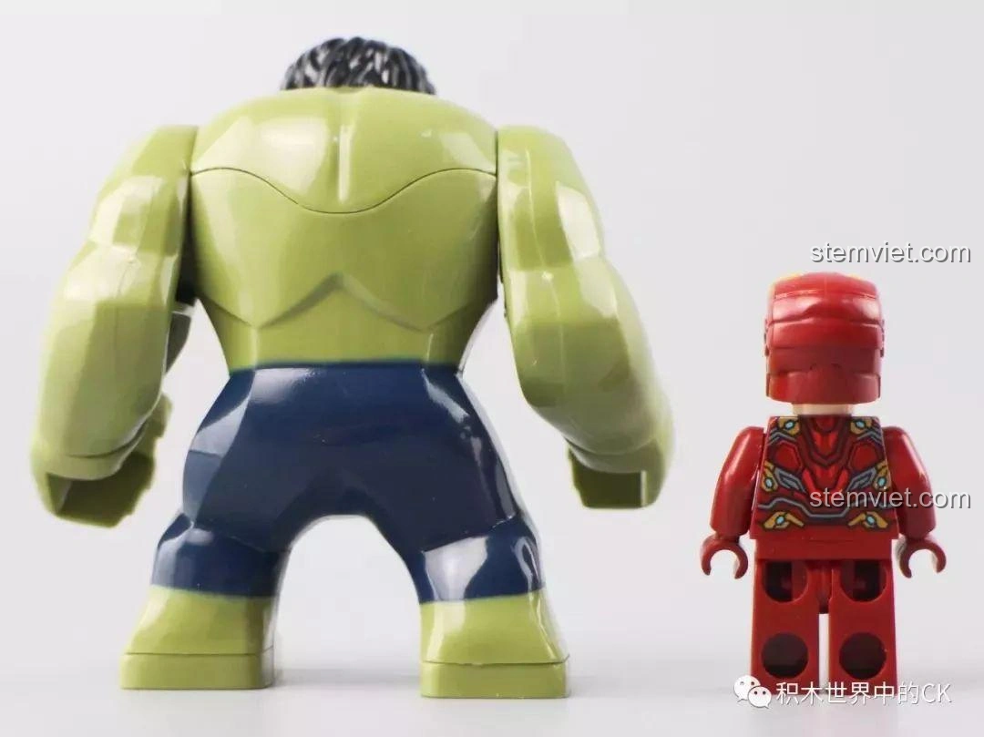 Mô hình Hulkbuster SX 4009 đã lắp ráp hoàn chỉnh, góc nhìn cận cảnh hơn.