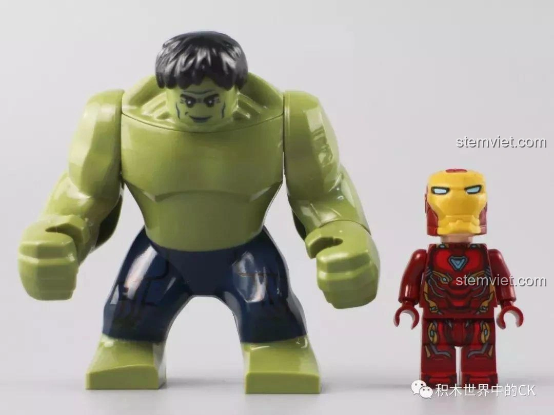 Mô hình Hulkbuster SX 4009 đã lắp ráp hoàn chỉnh, nhìn từ phía trước, màu đỏ vàng mạnh mẽ.