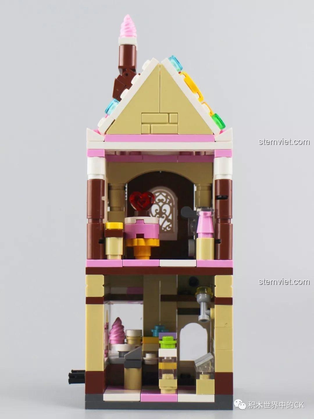 Nội thất bên trong mô hình đồ chơi lắp ráp Keepplay C0101 Honey Sweet Dessert House, với các chi tiết bàn ghế và quầy hàng mini.