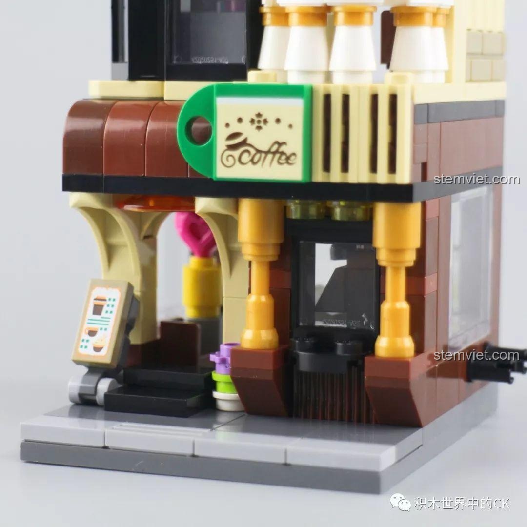 Chi tiết ban công và cửa sổ của mô hình đồ chơi lắp ráp Keepplay C0102 Crossroad Café, với thiết kế tinh xảo và màu sắc hài hòa.