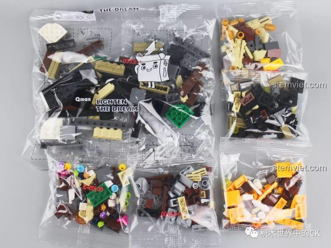 Mô hình đồ chơi lắp ráp Keepplay C0102 Crossroad Café đã hoàn thiện, nổi bật với chiếc cốc cà phê khổng lồ trên mái và tông màu nâu ấm áp.