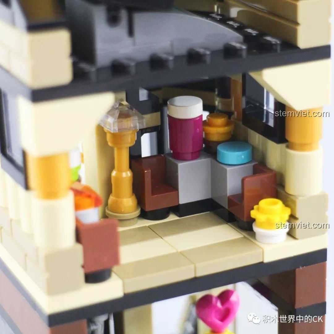 Mô hình đồ chơi lắp ráp Keepplay C0103 Trendy Cosmetics Store đã hoàn thiện, nổi bật với tông màu hồng tím và các chi tiết mỹ phẩm trên mái.