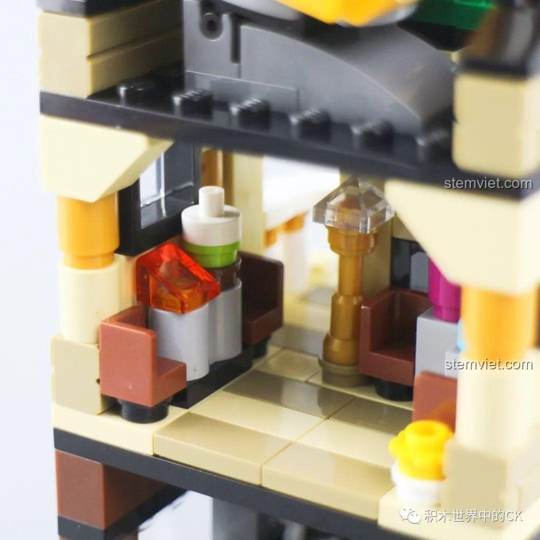 Mặt tiền mô hình đồ chơi lắp ráp Keepplay C0103 Trendy Cosmetics Store, với biển hiệu 'Makeup shop' và bảng 'On Sale' thu hút.