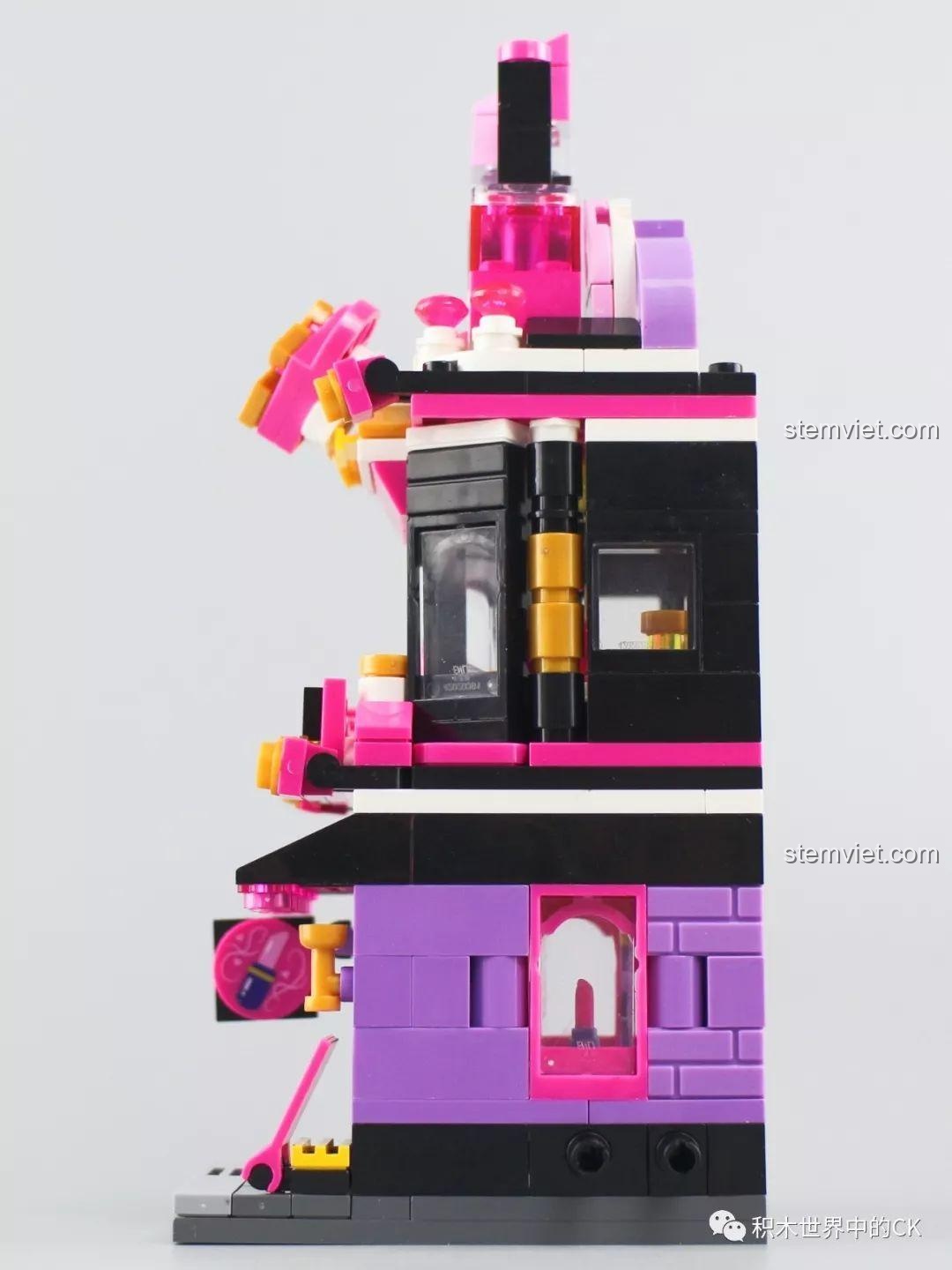 Chi tiết trái tim và thỏi son khổng lồ trên mái của mô hình đồ chơi lắp ráp Keepplay C0103 Trendy Cosmetics Store, tạo điểm nhấn độc đáo.