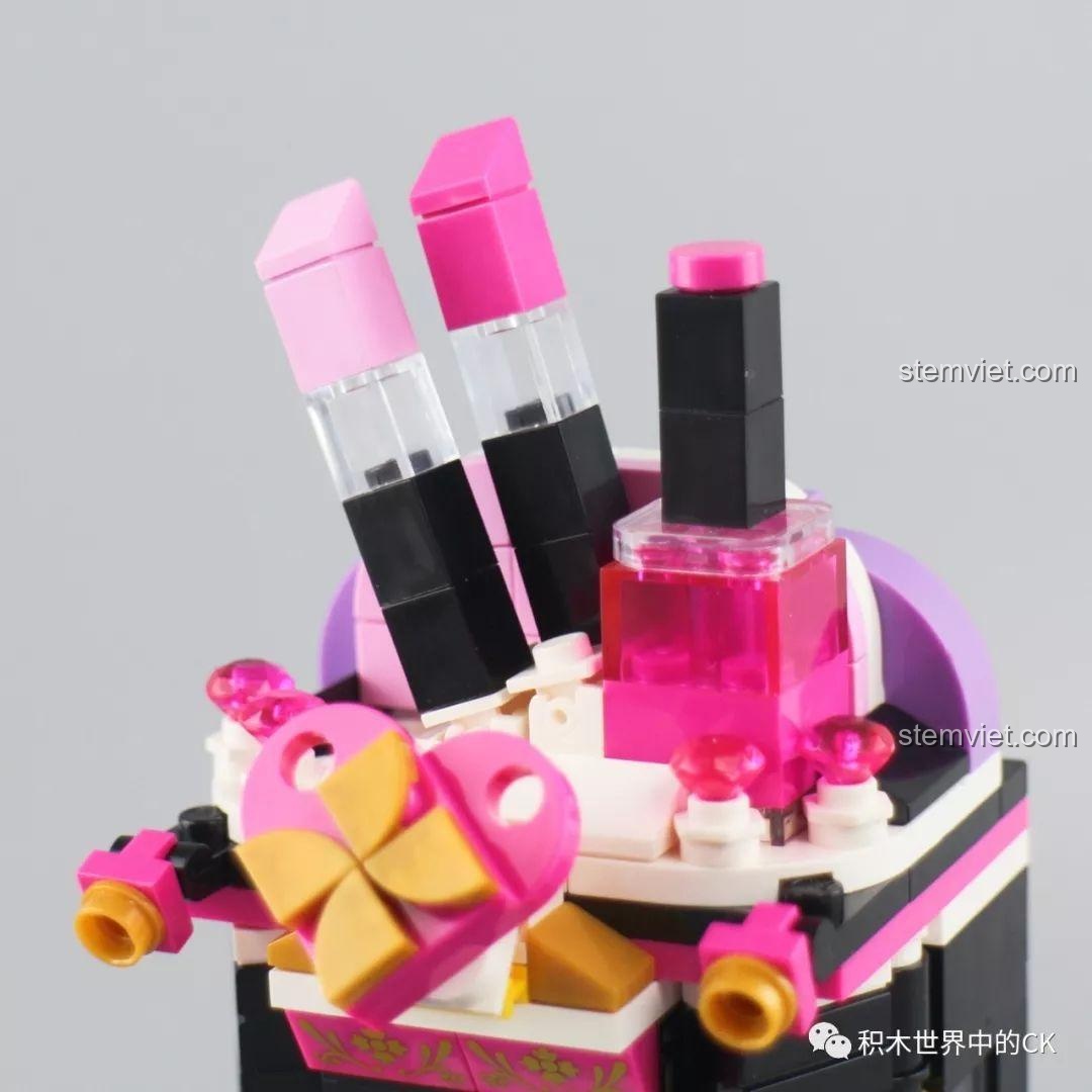 Mô hình đồ chơi lắp ráp Keepplay C0104 Red Rose Florist đã hoàn thiện, nổi bật với bông hồng đỏ khổng lồ trên mái và các chi tiết hoa lá.