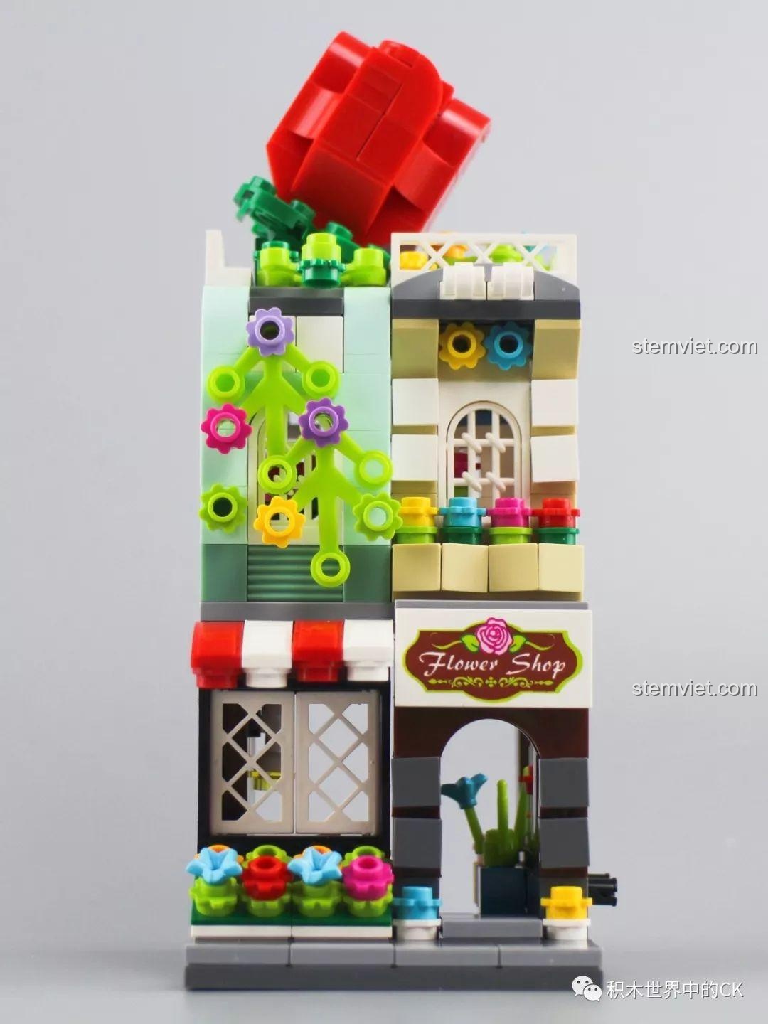 Khu vực trưng bày tầng trên của mô hình đồ chơi lắp ráp Keepplay C0104 Red Rose Florist, với các loại hoa và cây cảnh mini được sắp xếp đẹp mắt.