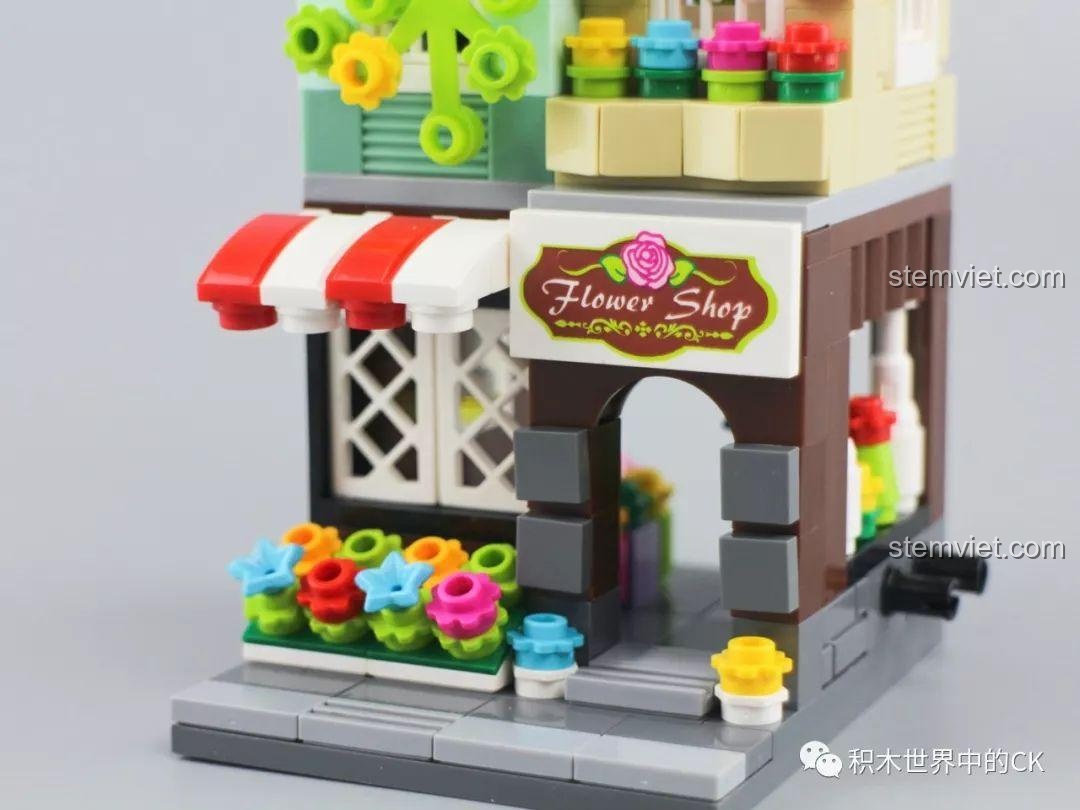 Mô hình đồ chơi lắp ráp Keepplay C0105 Fashion Department Store đã hoàn thiện, nổi bật với mái vòm xanh, đồng hồ và chi tiết quà tặng trên mái.