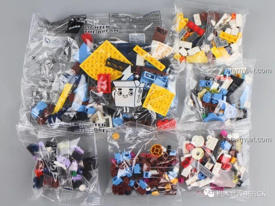 Khu vực trưng bày tầng trên của mô hình đồ chơi lắp ráp Keepplay C0105 Fashion Department Store, với các sản phẩm cao cấp mini được sắp xếp đẹp mắt.