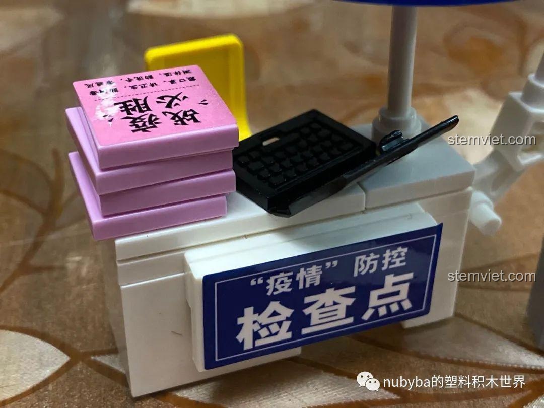 Cận cảnh kính hiển vi trong bộ lắp ráp phòng thí nghiệm.