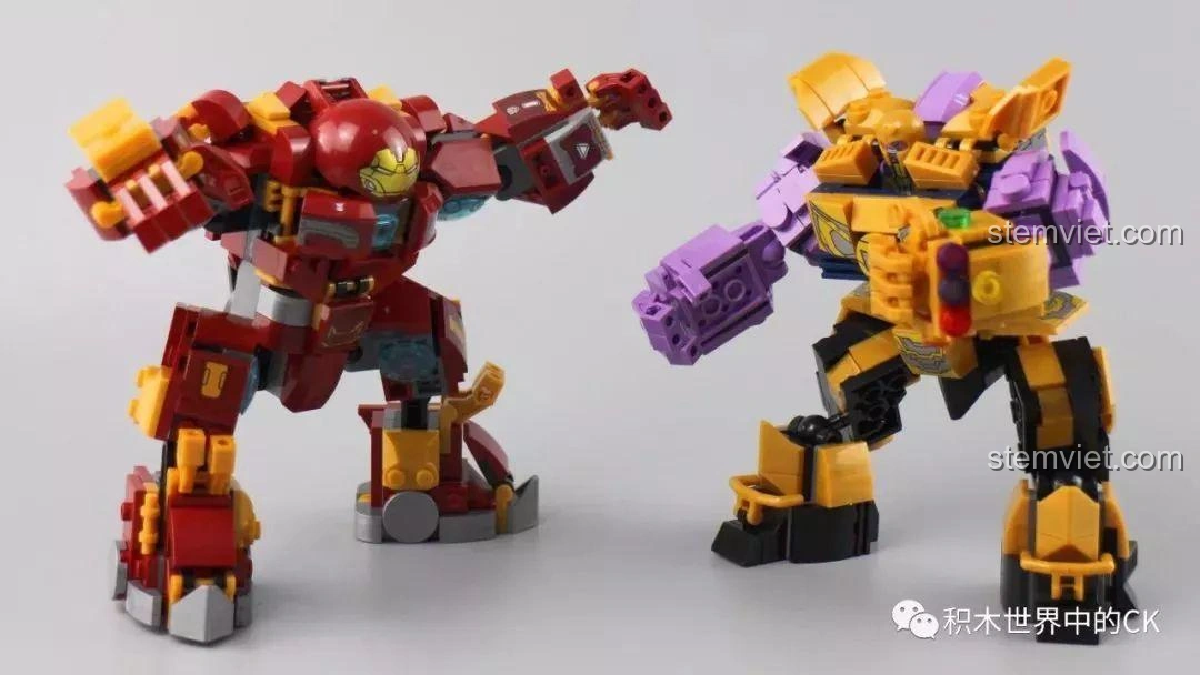 Mech Thanos SX 4008 và Hulkbuster SX 4009 tạo dáng chiến đấu đối đầu nhau.
