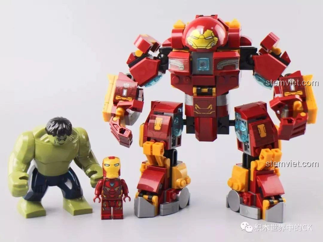 Cả hai mô hình Mech Thanos SX 4008 và Hulkbuster SX 4009 đã lắp ráp hoàn chỉnh, đứng cạnh nhau.