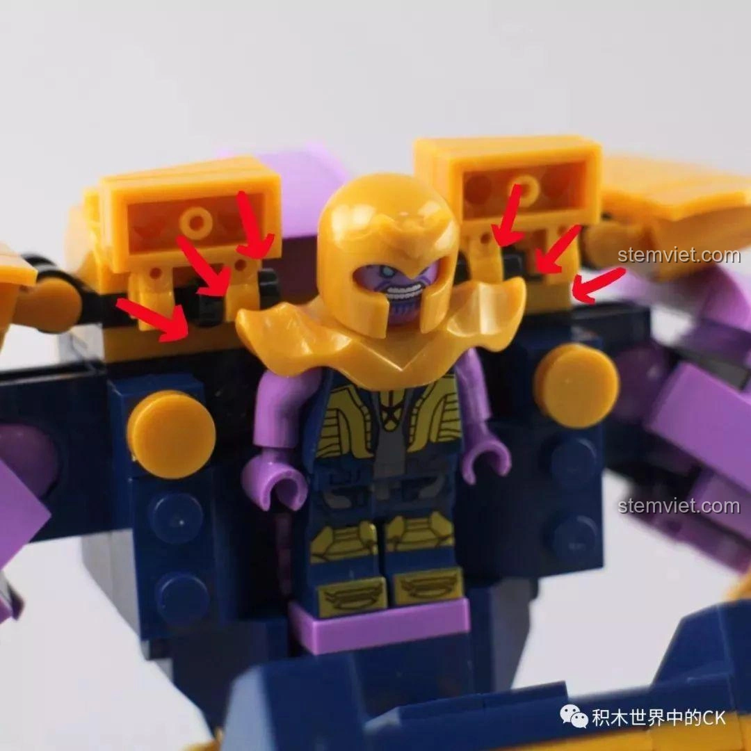 Minifigure Thanos được đặt vào bên trong Mech Thanos SX 4008, cho thấy không gian bên trong.