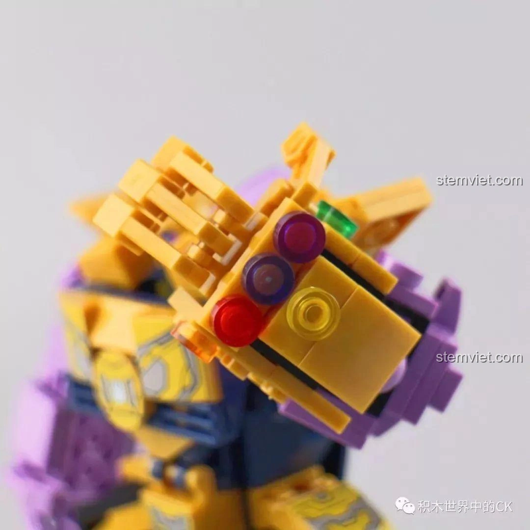 Góc nhìn từ trên xuống của Găng tay Vô Cực trên Mech Thanos SX 4008.