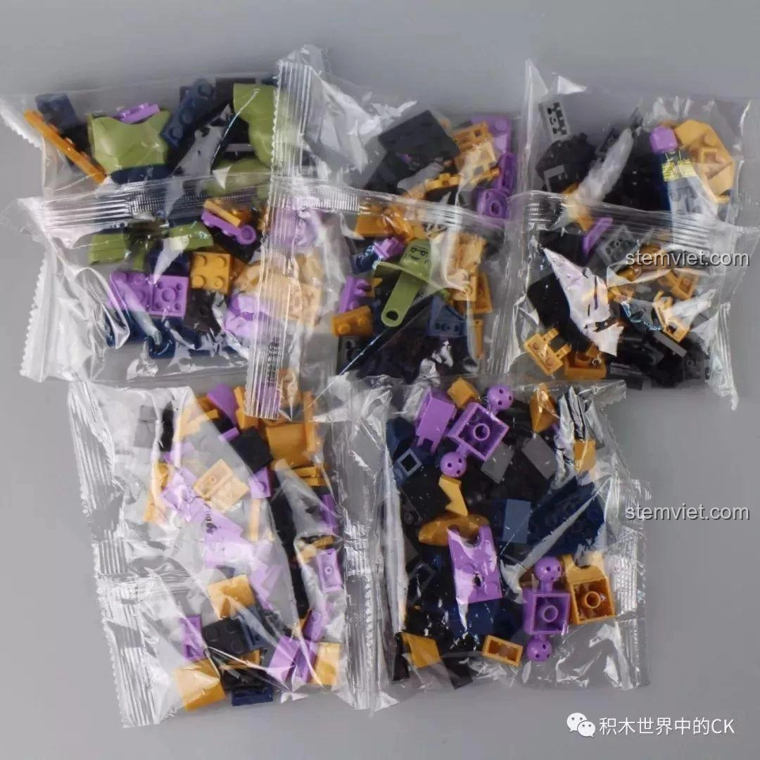 Các túi linh kiện nhỏ của bộ lắp ráp Mech Thanos SX 4008, màu sắc tím và vàng nổi bật.