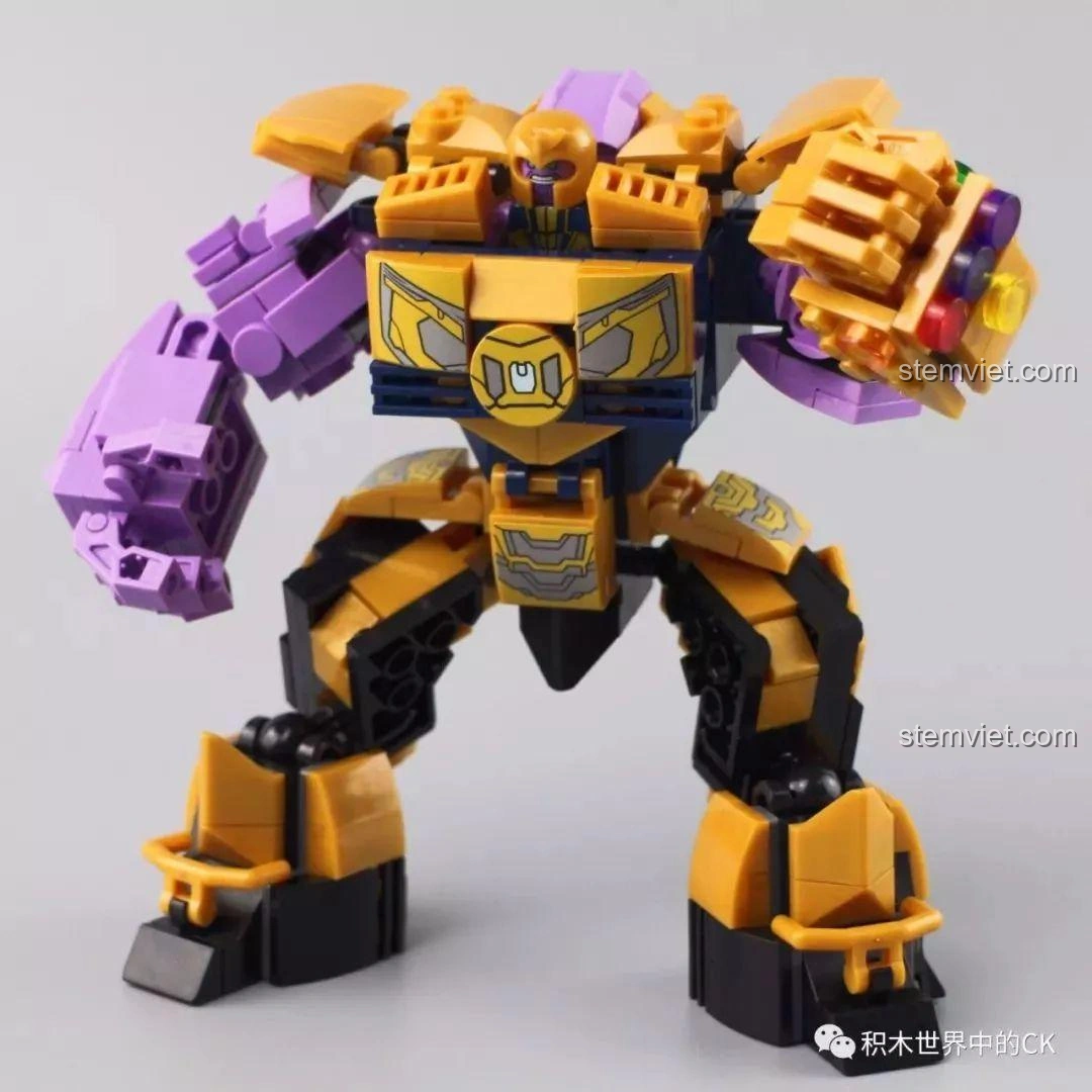 Mech Thanos SX 4008 tạo dáng chiến đấu, thể hiện khả năng khớp nối linh hoạt.