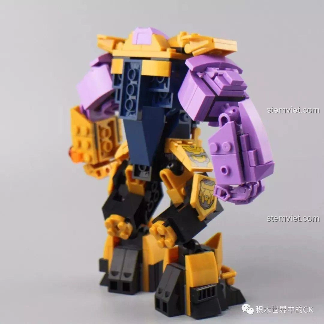 Mô hình Mech Thanos SX 4008 đã lắp ráp hoàn chỉnh, nhìn từ phía bên cạnh, góc thấp.