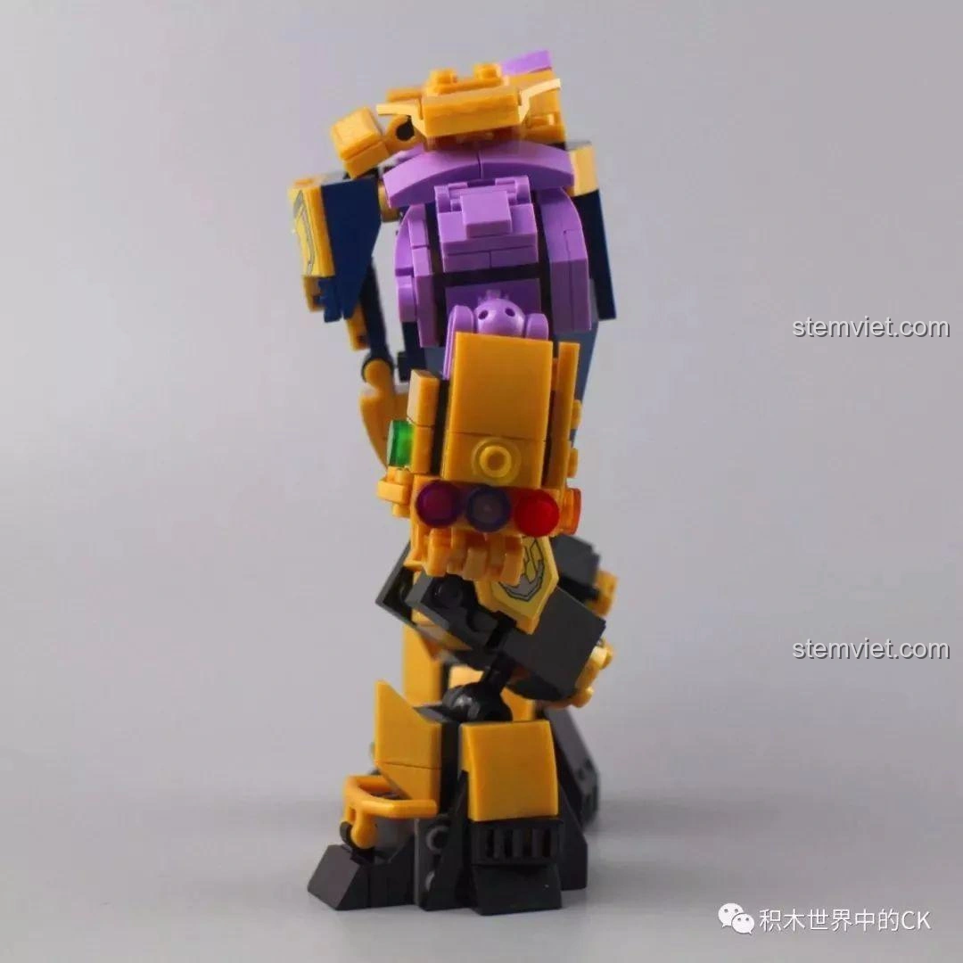 Mô hình Mech Thanos SX 4008 đã lắp ráp hoàn chỉnh, nhìn từ phía bên cạnh.